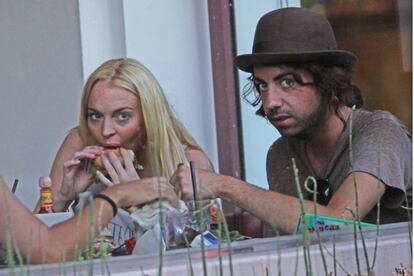 La actriz Lindsay Lohan, con unos amigos disfrutando de una hamburguesa.