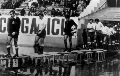 El árbitro y los jugadores del Las Palmas en Balaídos en 1976-77.