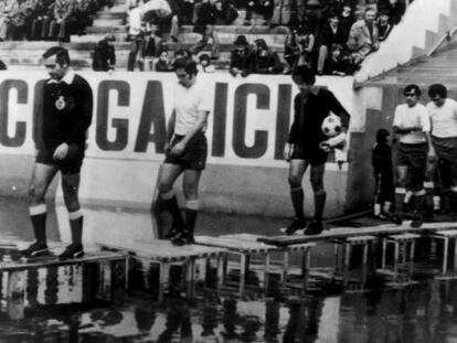 El &aacute;rbitro y los jugadores del Las Palmas en Bala&iacute;dos en 1976-77.