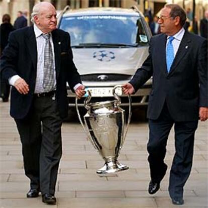 Alfredo Di Stéfano y Francisco Gento, con el trofeo por las calles de Manchester.