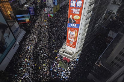 Miles de manifestantes opuestos al Gobierno de Hong Kong han ocupado este lunes las principales calles de la ciudad, en el 22º aniversario del traspaso de su soberanía a China por parte del Reino Unido.