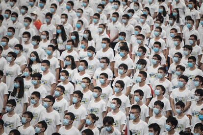 Estudiantes chinos con mascarilla, durante un acto en la Universidad de Huazhong (Wuhan).