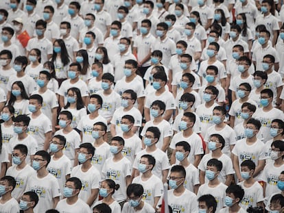 Estudiantes chinos con mascarilla, durante un acto en la Universidad de Huazhong (Wuhan).