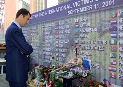 4 de diciembre de 2001. El príncipe Felipe observa el muro con las diferentes banderas de la nacionalidad de los fallecidos en el atentado terrorista del 11 de septiembre contra las Torres Gemelas de Nueva York, durante una visita a la llamada 'zona cero'.