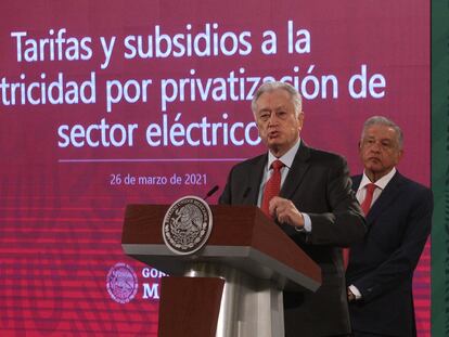 Manuel Bartlett, director general de la Comisión Federal de Electricidad, durante una conferencia matutina de López Obrador.