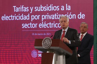 director de la CFE, Manuel Bartlett, y el presidente, Andrés Manuel López Obrador sobre Reforma Eléctrica