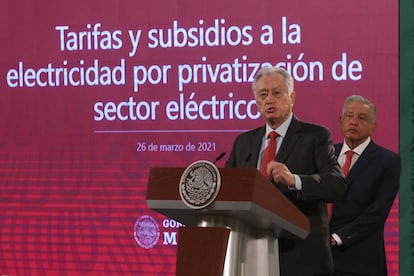 director de la CFE, Manuel Bartlett, y el presidente, Andrés Manuel López Obrador sobre Reforma Eléctrica