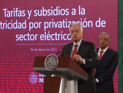 Manuel Bartlett Díaz, director general de la Comisión Federal de Electricidad, junto al presidente mexicano Andrés Manuel López Obrador.