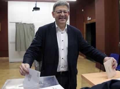 El president de la Generalitat Valenciana, Ximo Puig, vota en un colegio de Morella (Castellón).