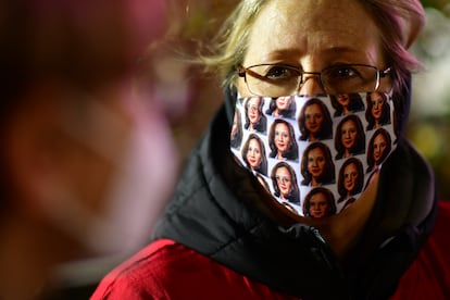 Una asistente a un mitin demócrata luce una máscara con el rostro de la candidata a la vicepresidencia Kamala Harris el 2 de noviembre de 2020 en Philadelphia, Pensilvania. En ese estado es donde, según muchos analistas, se decidirán estas reñidas elecciones.