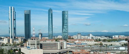 Vista de las Cuatro Torres y la Estación de Chamartín en Madrid. 