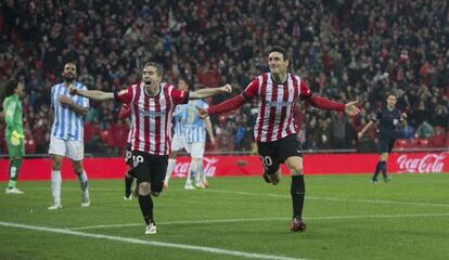 Muniain y Aduriz celebran el gol del Athletic.