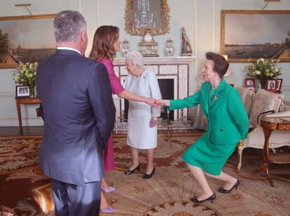 Ana de Inglaterra saluda al rey de Jordania en la audiencia de Isabel II a los monarcas jordanos.