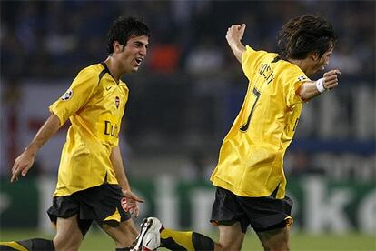 Cesc, a la izquierda, celebra el segundo gol del Arsenal con Rosicky.