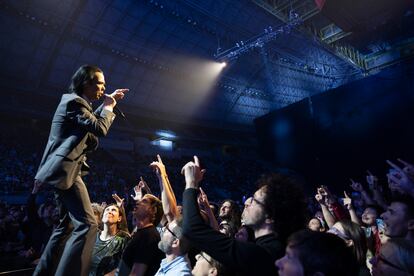 Nick Cave, junto al público, en el Palau Sant Jordi de Barcelona.