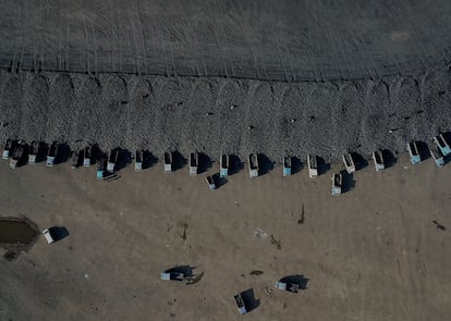 Vista aérea de camiones de carbón cerca de una mina de Datong, en la provincia china de Shanxi hace unos días.