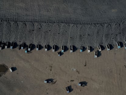 Vista aérea de camiones de carbón cerca de una mina de Datong, en la provincia china de Shanxi hace unos días.