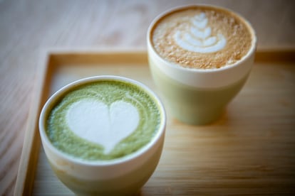 Té matcha y café de especialidad de Puchero con leche. 