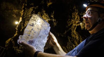 Un técnico de la geoda de Pulpí muestra una formación mineral.