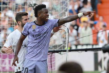 Vinicius Junior señala a la grada tras recibir insultos durante el partido de la Liga entre el Valencia y el Real Madrid, en Mestalla este domingo.