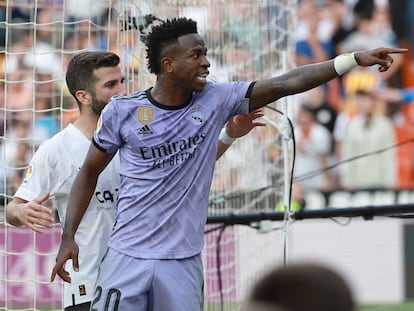 Vinicius Junior señala a la grada tras recibir insultos durante el partido de la Liga entre el Valencia y el Real Madrid, en Mestalla este domingo.