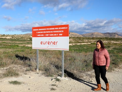 La dirigente vecinal Ana Molina, en uno de los terrenos afectado por un proyecto solar, en una imagen del 17 de enero.