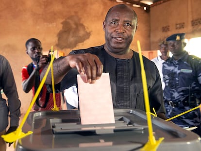 Évariste Ndayishimiye deposita su voto durante las elecciones celebradas el pasado miércoles en su colegio electoral de Gitega, en Burundi.