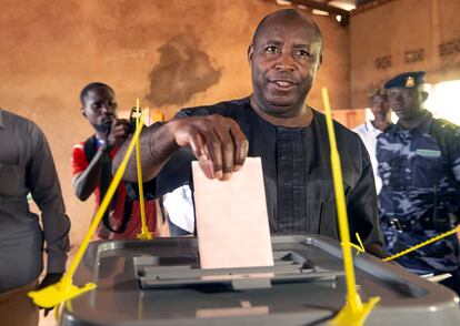 Évariste Ndayishimiye deposita su voto durante las elecciones celebradas el pasado miércoles en su colegio electoral de Gitega, en Burundi.