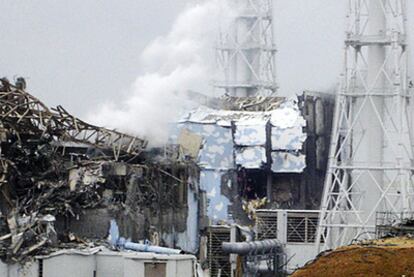 La fotografía muestra los destrozos masivos causados en los reactores número 4 (en el centro) y 3 (izquierda) en la central nuclear de Fukushima.
 / t