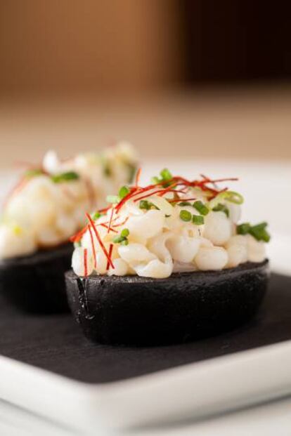 Bao de calamar con tinta y guiso de oreja.