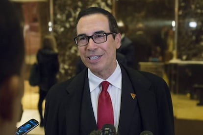 Steven Mnuchin llega a la Torre Trump en Nueva York, este miércoles.