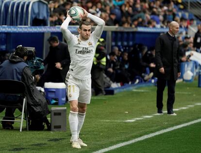 El entrenador del Real Madrid, Zinedine Zidane, ha asegurado que los puntos conseguidos este sábado en Mendizorrotza ante el Alavés (1-2) les da "la vida" para mantenerse firmes por LaLiga. En la imagen, Gareth Bale, durante un saque.