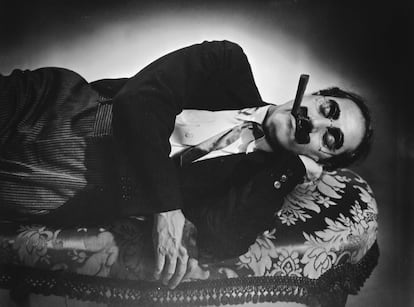 El actor norteamericano Groucho Marx duerme con un puro.