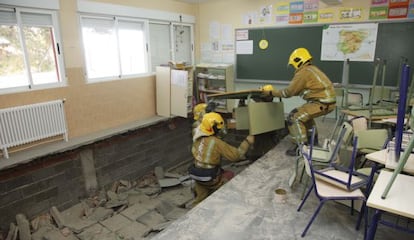 Los bomberos revisan el suelo hundido del aula del colegio público La Hispanidad de Santa Pola.