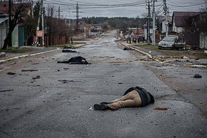 Casi 500 civiles murieron en Bucha, en el noroeste de Kiev, en una de las peores atrocidades cometidas por la invasión rusa de Ucrania. El fotoperiodista Santi Palacios fue de los primeros en entrar en esta desolada ciudad después de la retirada de las fuerzas rusas y documentó el rastro de los crímenes de guerra. Imagen que forma parte de la exposición 'La masacre de Bucha'.