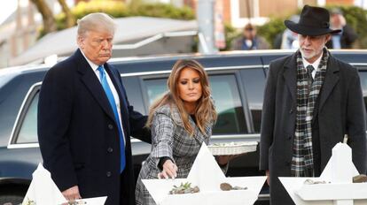 Donald y Melania Trump, junto al rabino Jeffrey Myers, en el exterior de la sinagoga atacada.