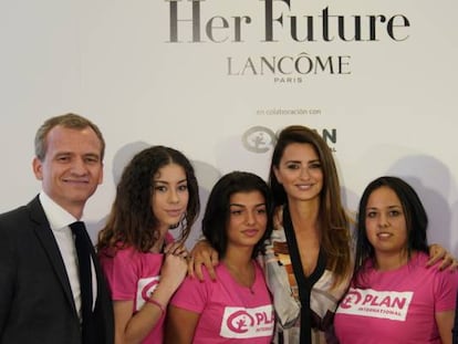 De izquierda a derecha: el director general de Lancôme España, Baptiste Beau, tres de las mujeres que participarán en el programa 'Write Her Future', la actriz Penélope Cruz y la directora general de Plan Internacional en España, Concha López.