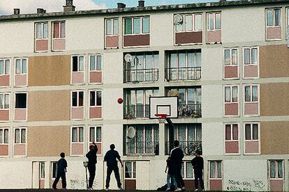 Jóvenes en un barrio del extrarradio de París.