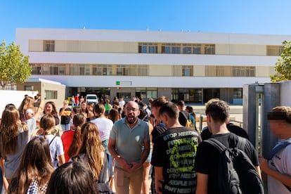 Alumnos del instituto público Elena García Armada de Jerez de la Frontera accedían al centro, este viernes.