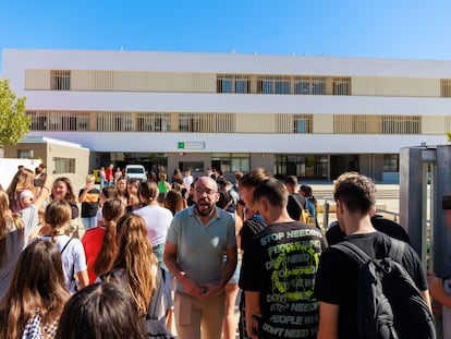 Alumnos del instituto público Elena García Armada de Jerez de la Frontera accedían al centro, este viernes.