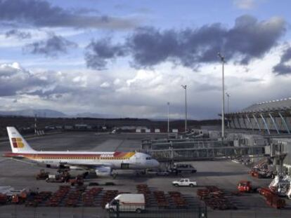 Vista de la zona de aparque de aviones de la T4 de Barajas.