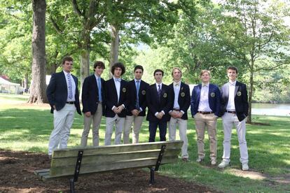 Felipe de Marichalar, el cuarto por la izquierda, junto a algunos de los compañeros de clase el día de su graduación, en una foto compartida por el Blue Ridge College en su cuenta de Instagram.