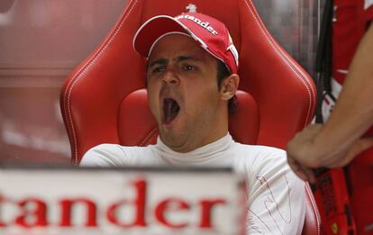 Felipe Massa espera para salir en su taller.
