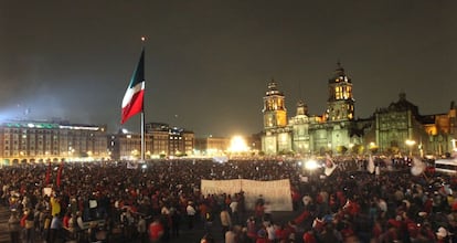 Decenas de miles de personas protestan en el centro del Distrito Federal para exigir justicia por los 43 estudiantes desaparecidos en Ayotzinapa, en el Estado de Guerrero.