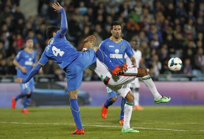 Lisandro pelea el balón con El Arabi 