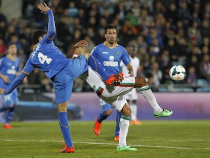 Lisandro pelea el balón con El Arabi 