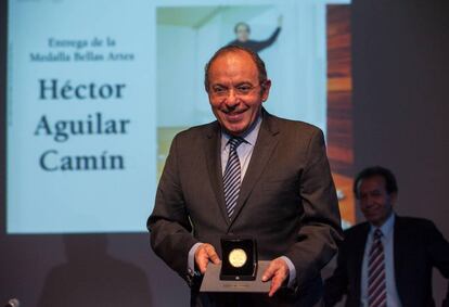 Aguilar Cam&iacute;n recibe la medalla de Bellas Artes.