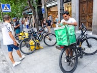 Repartidores de Uber Eats en el centro de Madrid.