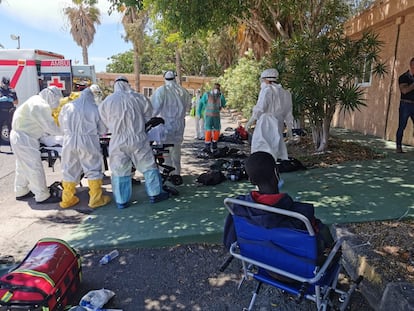 Atención a supervivientes en el aeropuerto de Tenerife Sur el pasado abril.