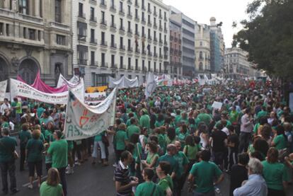 La concentración de profesores de ayer ante Educación reunió a unas 2.500 personas.